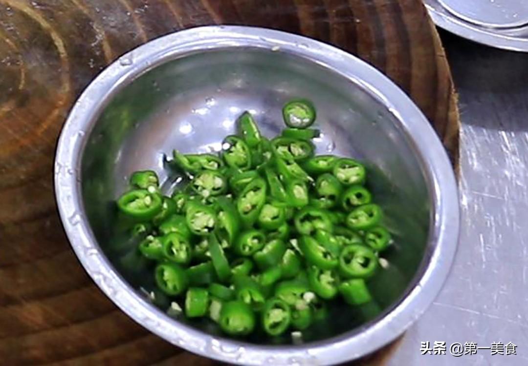 龙豆角怎么炒好吃又简单（龙豆和什么搭配炒好吃）-4