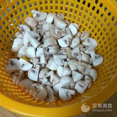 鸽子蛋的正确煮法怎样煮用以剥壳（三鲜鸽蛋汤的家常做法）-7