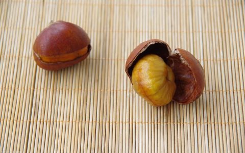 板栗怎样去壳又快又干净（栗子的二层薄皮怎么剥）