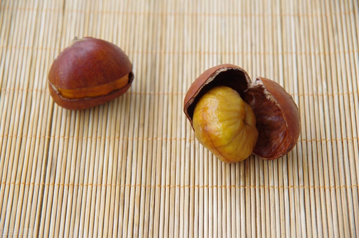 板栗怎样去壳又快又干净（栗子的二层薄皮怎么剥）-1