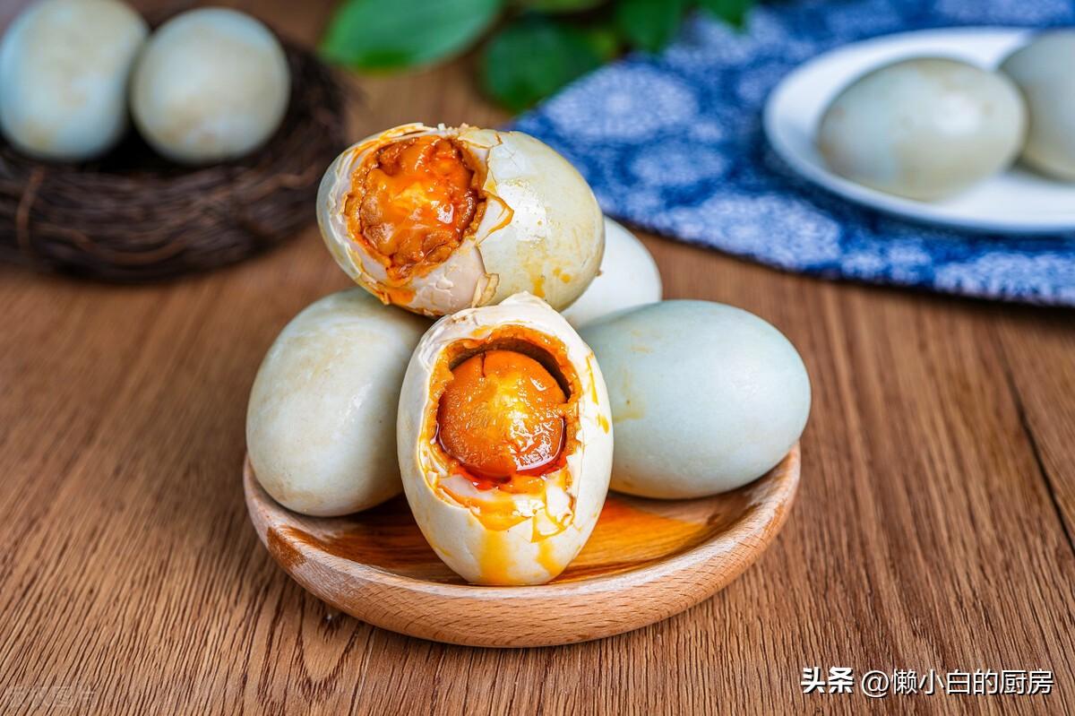 怎样制作咸鸭蛋又香又出油（腌制鸭蛋的方法和调料）-1