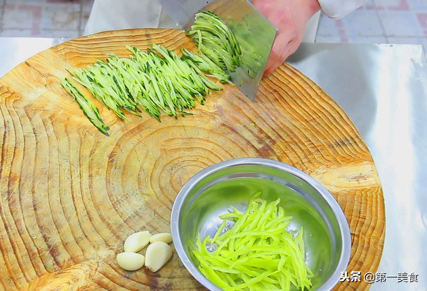 凉拌紫甘蓝怎么做好吃又简单（紫甘蓝的家常做法大全）-3