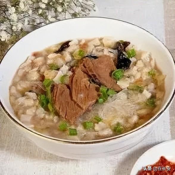 羊肉泡馍是哪里的风味食品（羊肉泡馍发源地是哪里）-1
