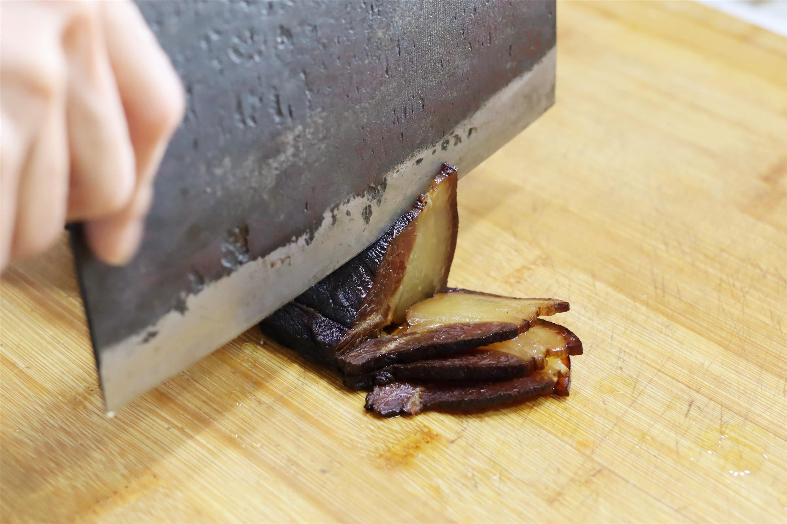 腊肉冷藏还是冷冻保存（辣椒炒腊肉的家常做法）-8
