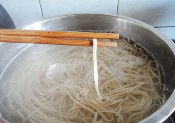 煮鲜面条是冷水下锅还是热水下锅？-5