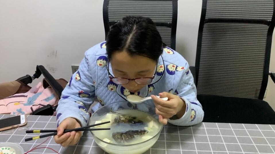 煮鱼汤用热水还是冷水（如何炖鱼汤不腥）-1