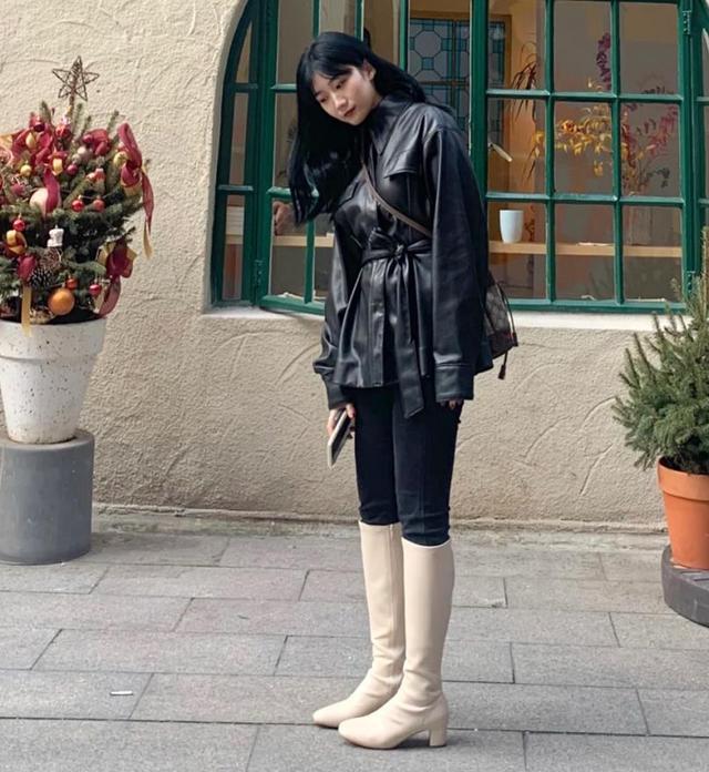 白色靴子怎么搭配冬装（白长靴一般怎样搭配好看女）-8