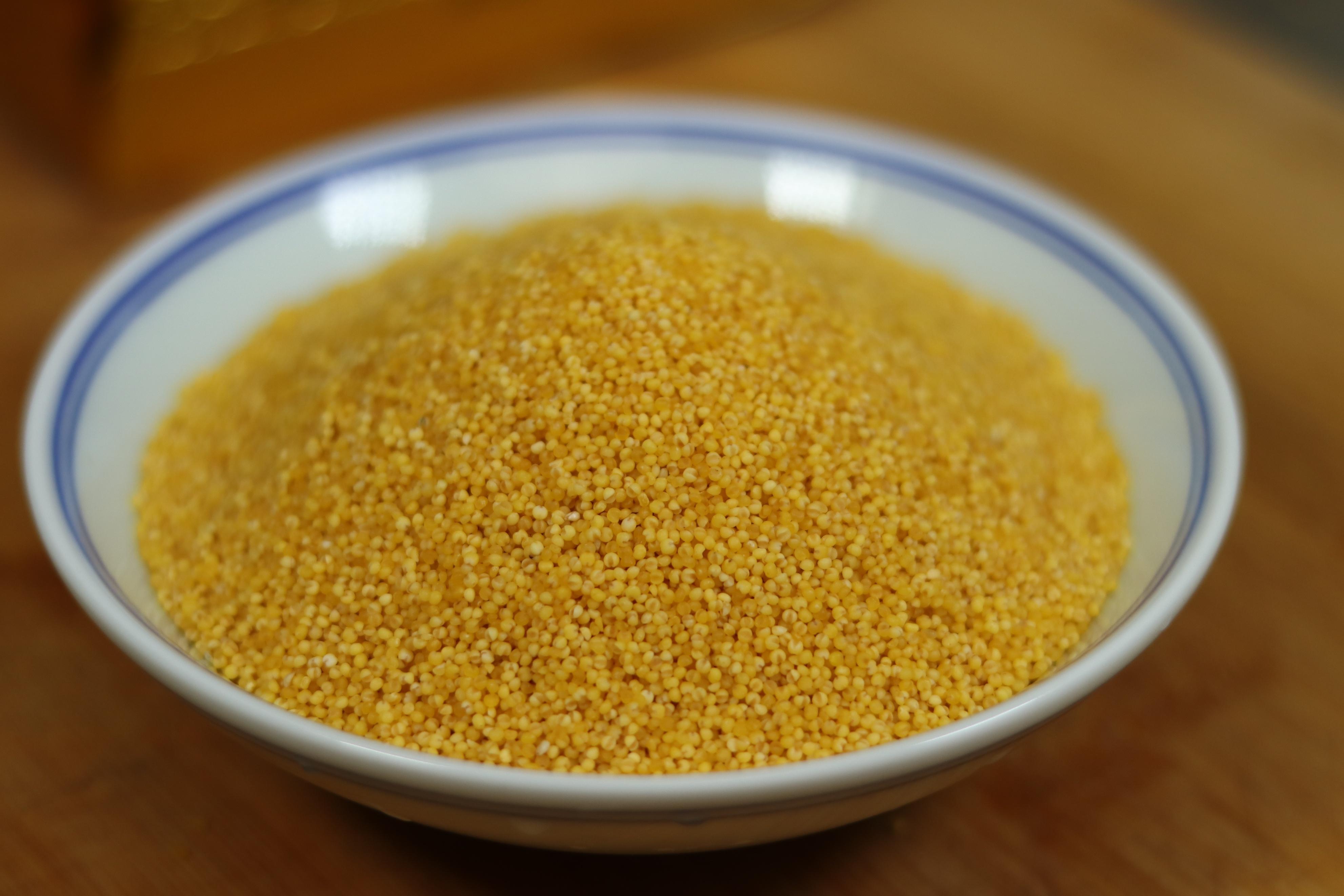小米粥的做法水和米的比例（小米粥煮10分钟能熟吗）-2