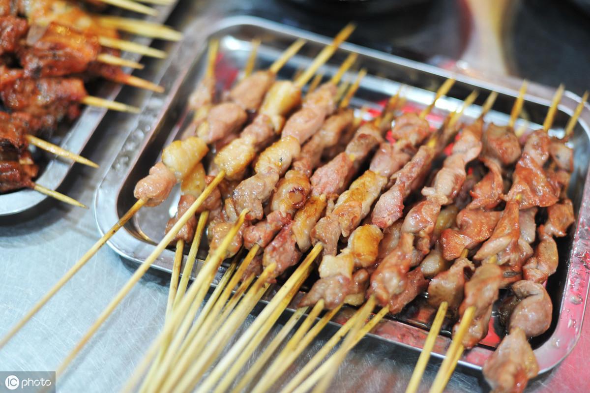 一斤羊肉串大概多少串（真假羊肉串鉴别方法）-2