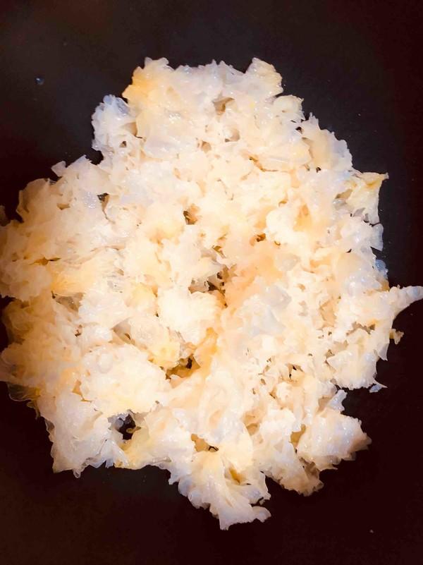 泡发银耳的方法（冰糖雪梨银耳汤的做法）-3