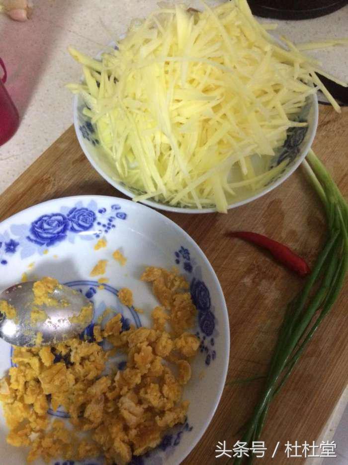 咸鸭蛋和土豆能一起吃吗（咸蛋黄炒土豆丝的做法）-3