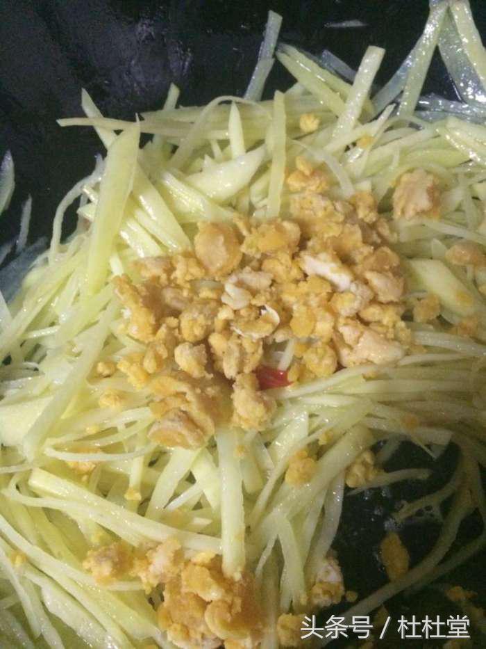 咸鸭蛋和土豆能一起吃吗（咸蛋黄炒土豆丝的做法）-2