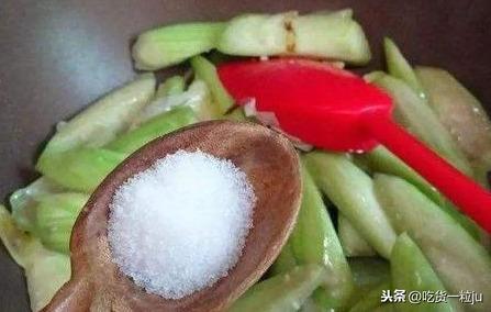 丝瓜开水煮多久几分钟能熟（炒熟的丝瓜为什么变黑了）-6