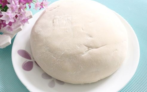糯米粉怎么揉成面团不易散（糯米粉如何和面不粘手且成型）
