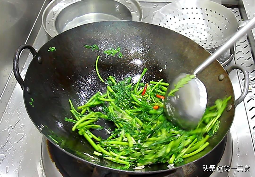 大叶茼蒿怎么炒才好吃（炒茼蒿的家常做法）-6