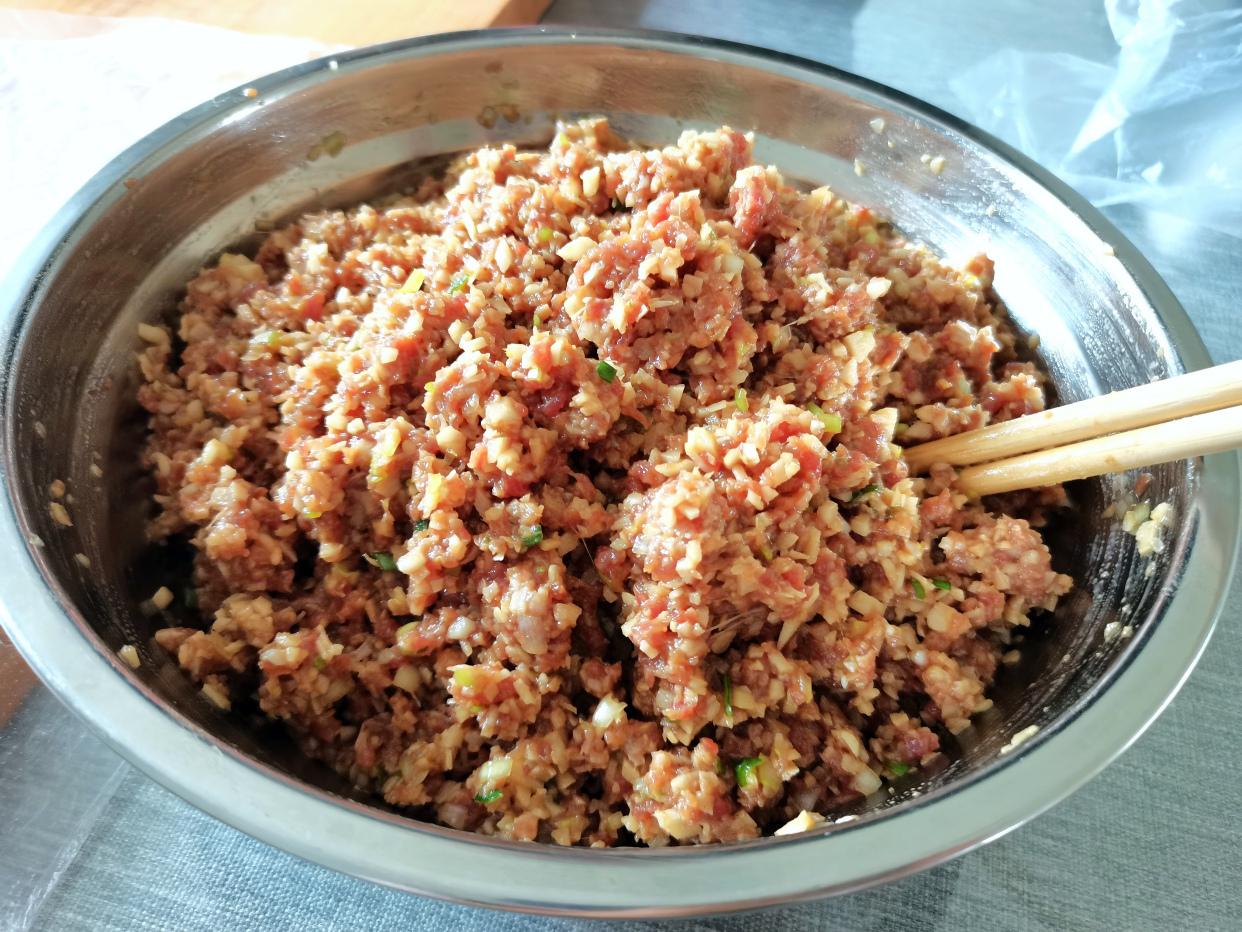 牛肉莲藕馅饺子怎么调馅（藕如何做牛肉馅好吃窍门）-6