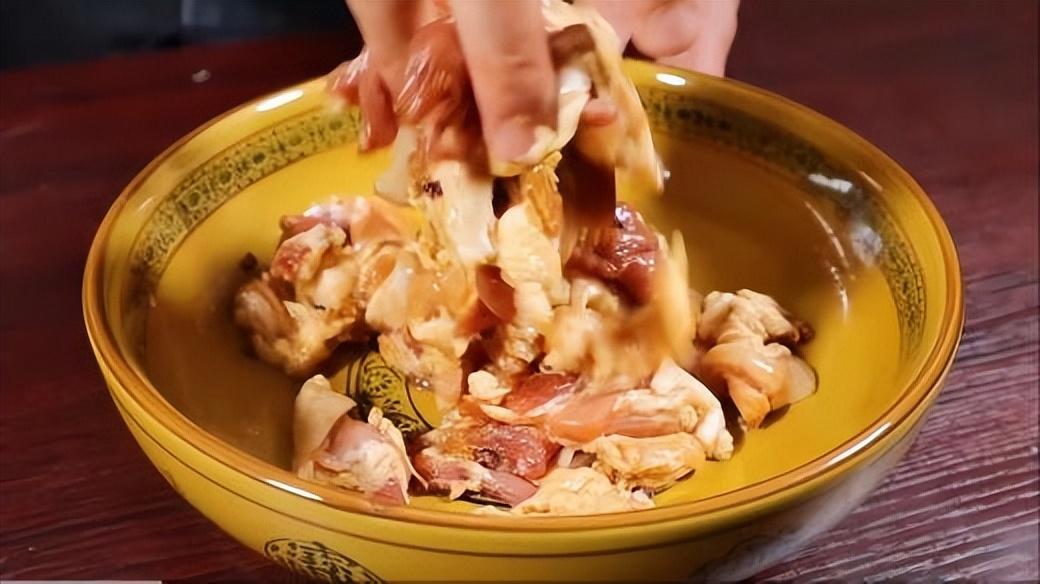 东北猪肉炖粉条的做法 猪肉粉条炖白菜的做法-3