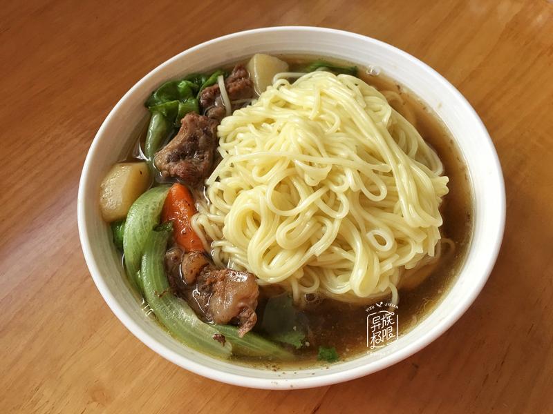 红烧牛肉汤里放什么配菜比较好吃（牛肉最佳配菜一览表）-3