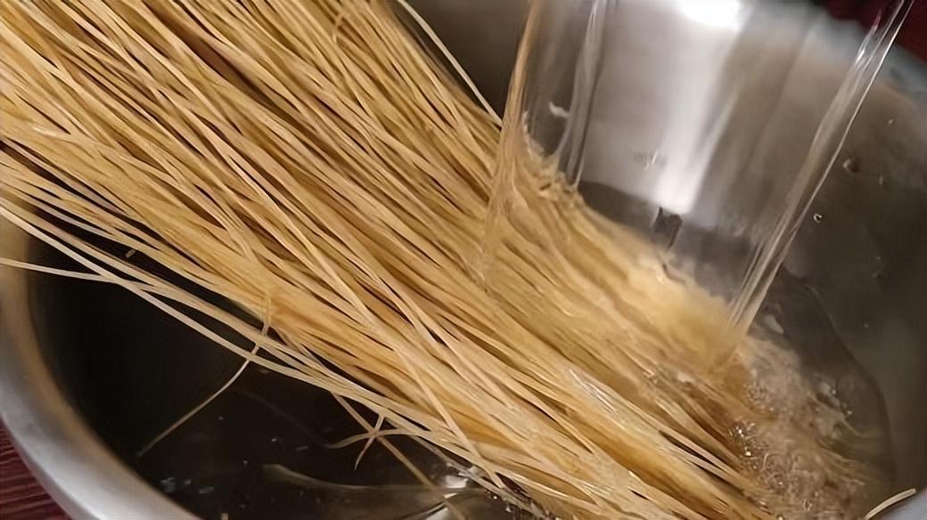 东北猪肉炖粉条的做法 猪肉粉条炖白菜的做法-5