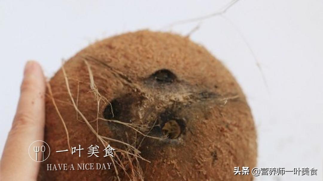广东椰子煲鸡汤放什么材料（正宗椰子鸡的做法）-4