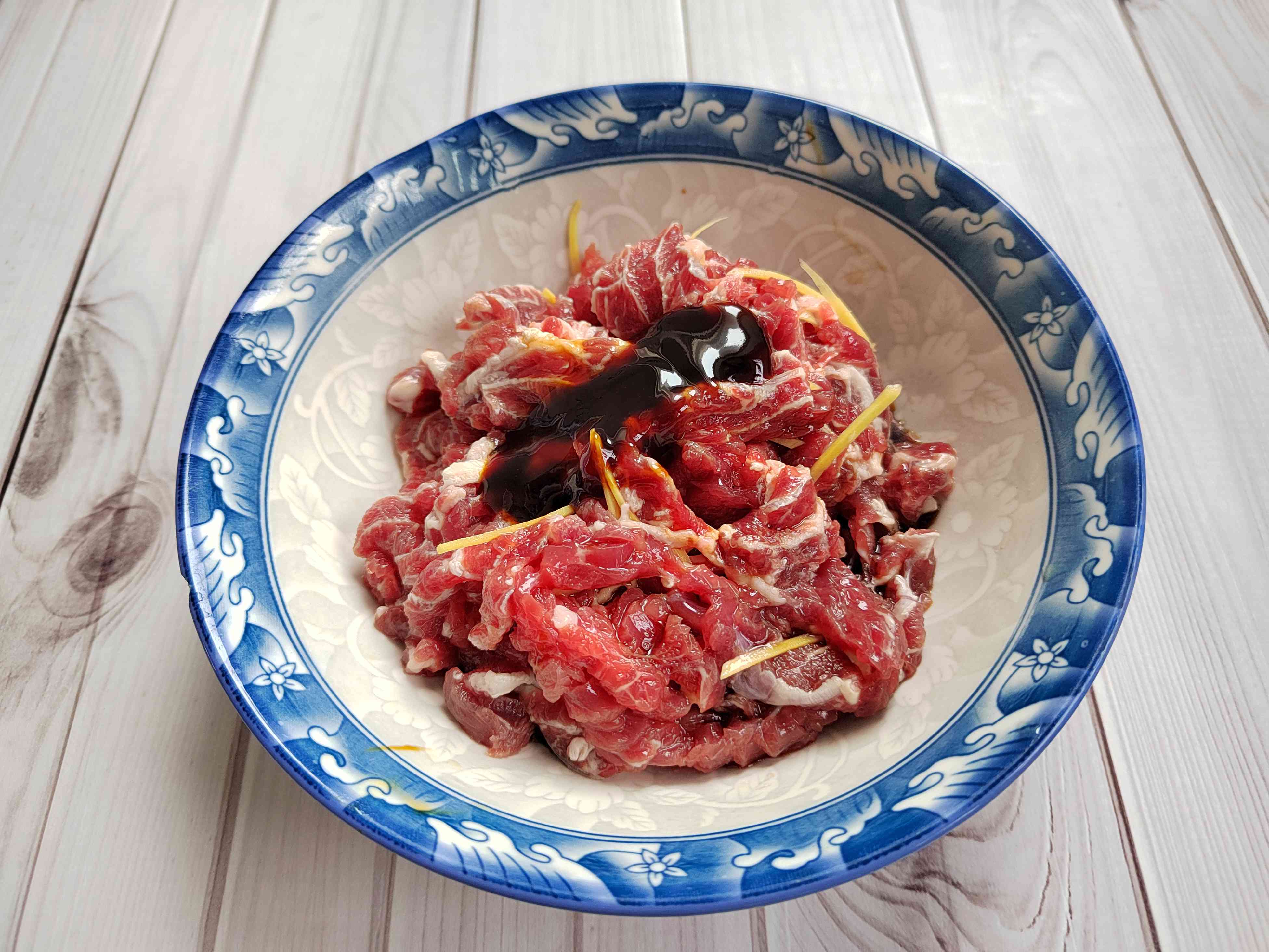 火锅牛肉怎样腌制又嫩又好吃（鲜牛肉怎么切片涮火锅）-7