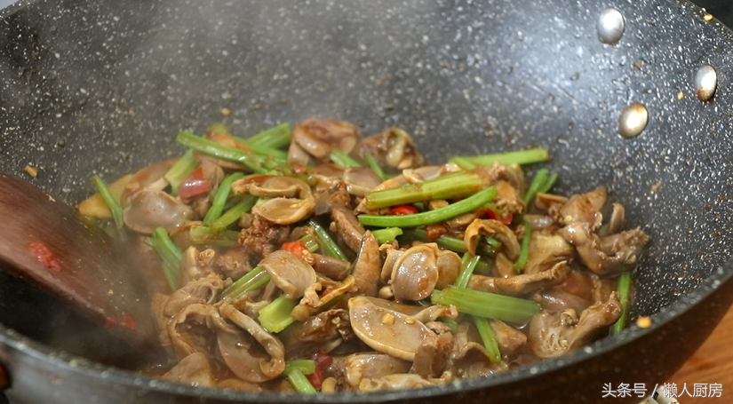 鸡杂配什么菜炒好吃（爆炒鸡杂的家常做法）-12