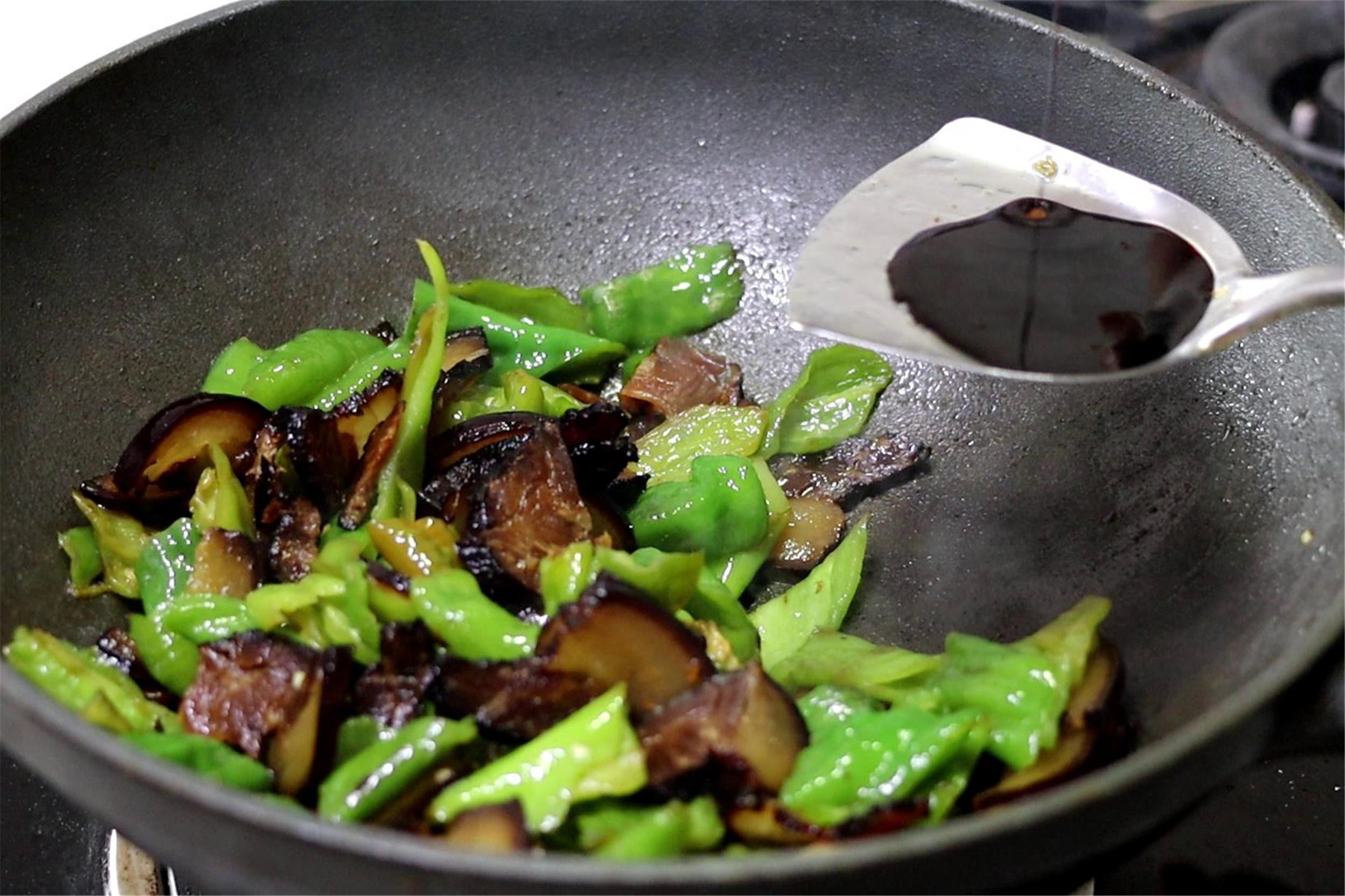 腊肉冷藏还是冷冻保存（辣椒炒腊肉的家常做法）-12