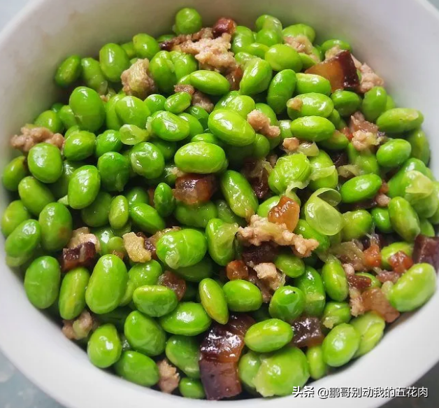 怎样炒青豆好看又好吃（炒青豆用焯水吗）-1