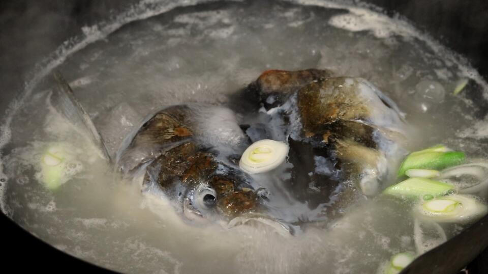 煮鱼汤用热水还是冷水（如何炖鱼汤不腥）-6