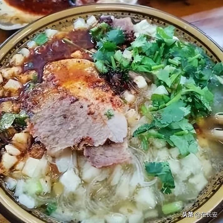 羊肉泡馍是哪里的风味食品（羊肉泡馍发源地是哪里）-4
