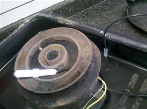 电子煤气灶不打火了怎么修理，煤气灶点燃后一直打火-3