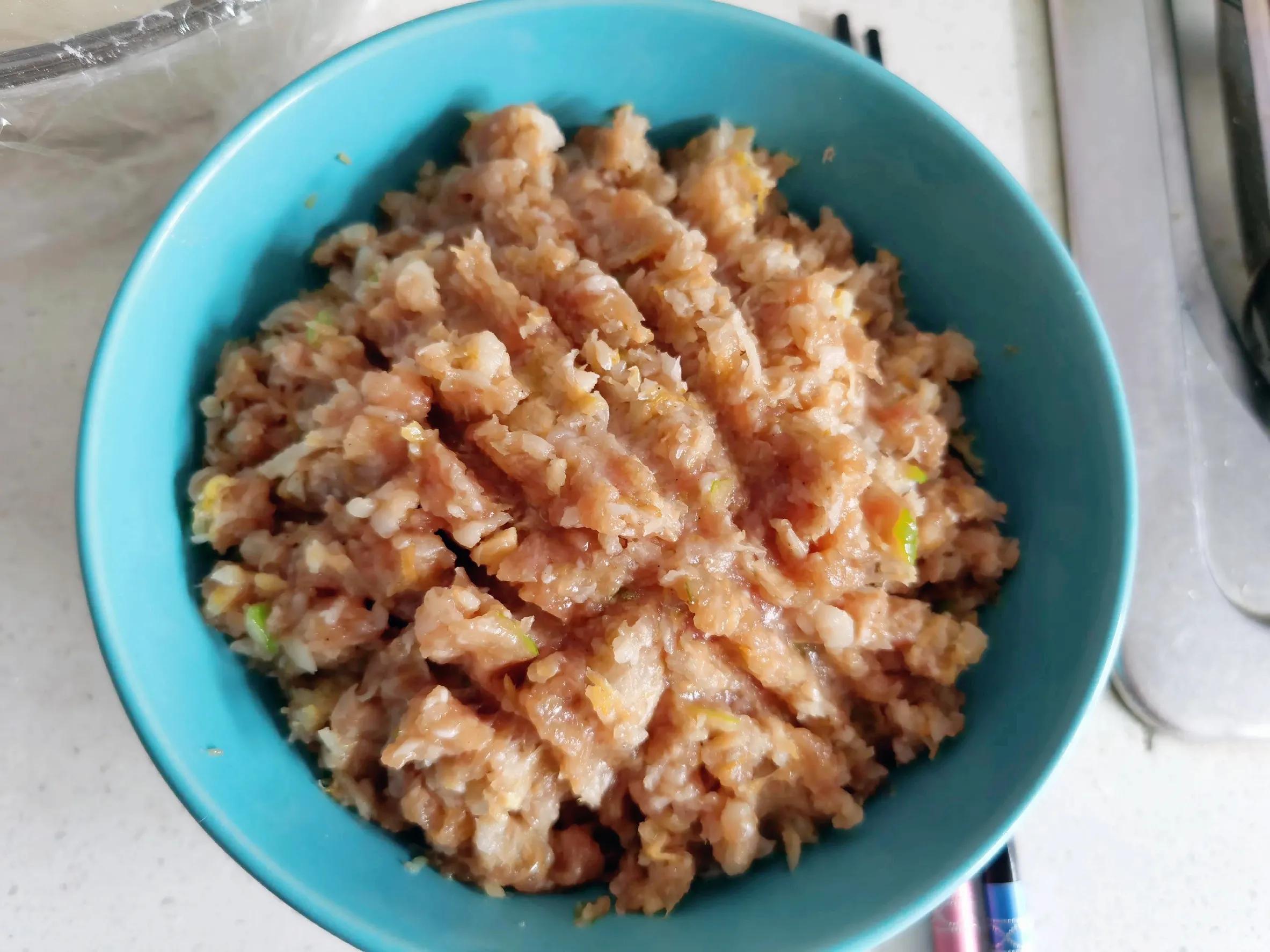 酸菜饼怎么做又软又好吃（酸菜馅饼的家常制作方法）-5