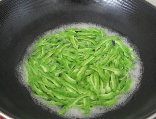 苦瓜汤能放什么一起煲好（苦瓜煲什么汤比较好）-5
