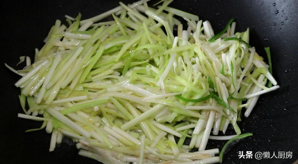 海兔炒韭菜家常做法窍门-8