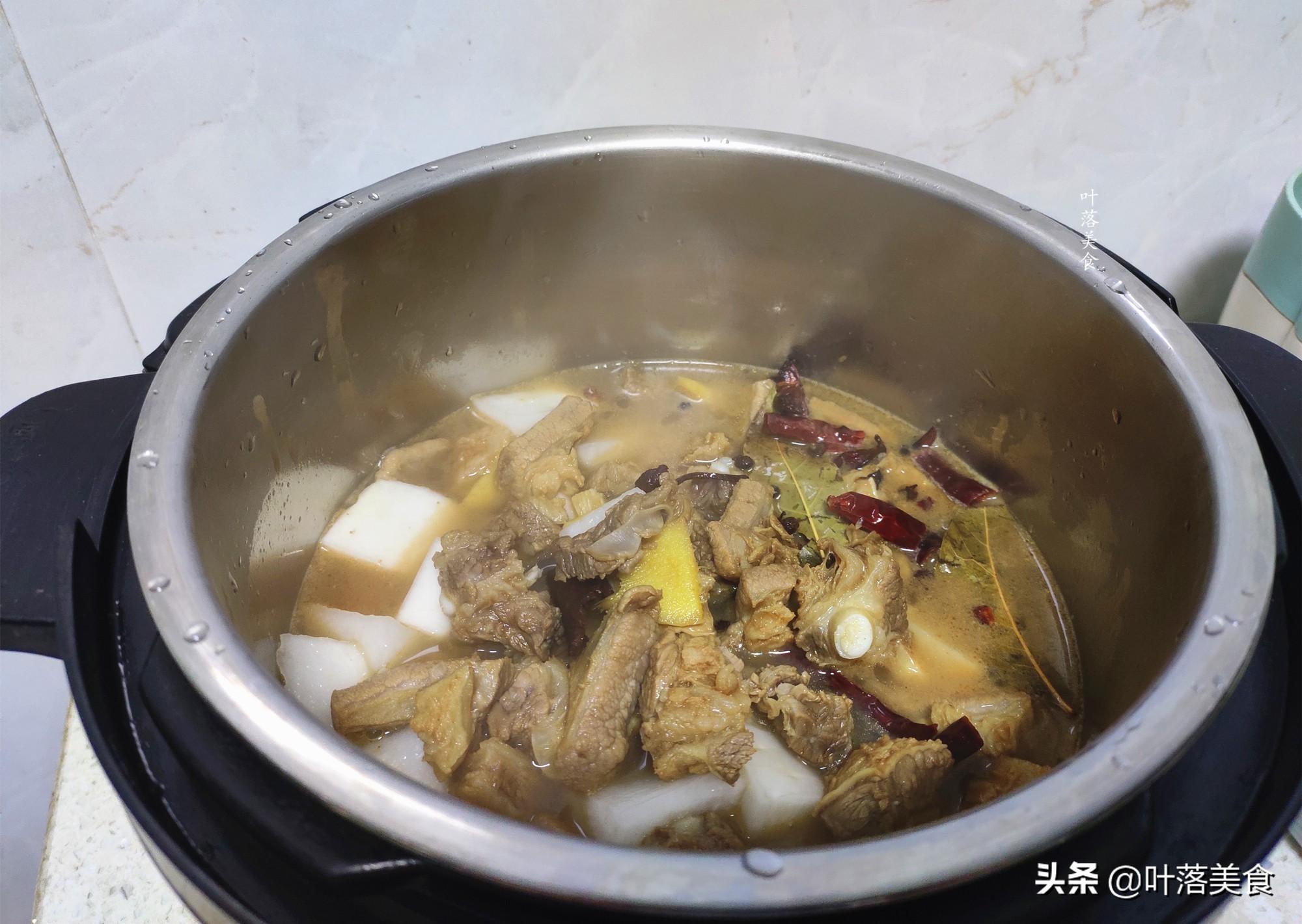 白萝卜炖牛腩怎么做好吃又烂（牛腩肉炖白萝卜的做法）-8