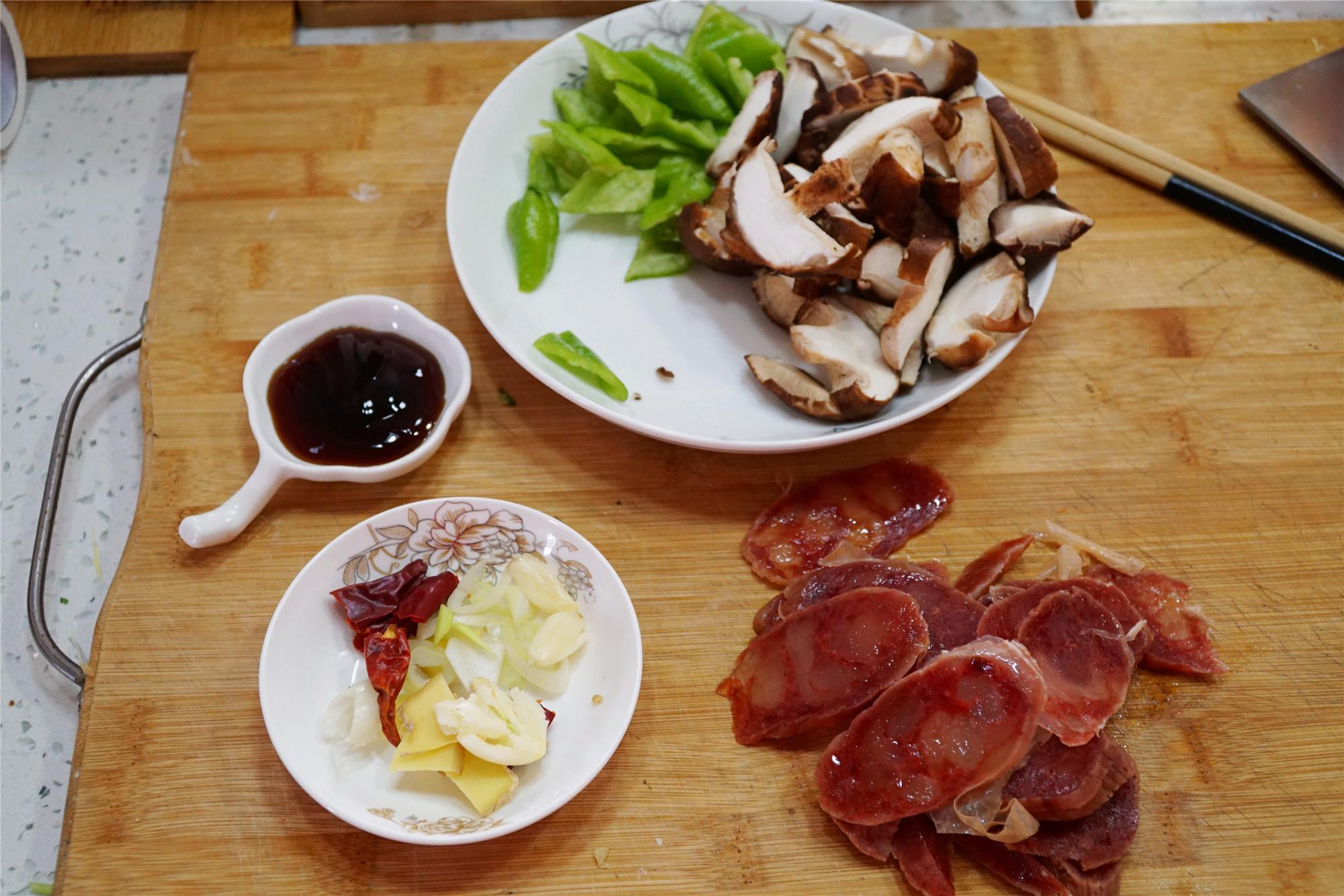 腊肉冷藏还是冷冻保存（辣椒炒腊肉的家常做法）-17