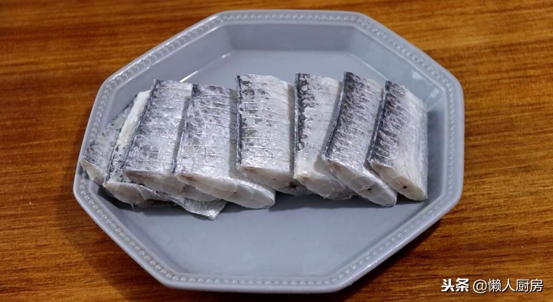 糖醋带鱼的做法最正宗（怎样烧糖醋带鱼更好吃）-7
