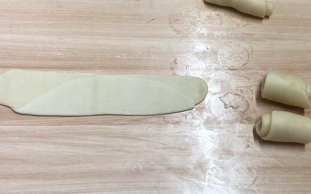 蛋黄酥的家庭做法怎么做（自制蛋黄酥的做法窍门）-5