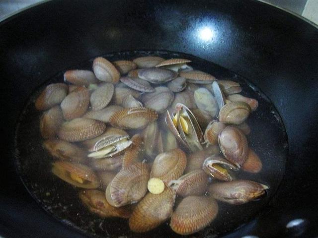 炒花甲需要先焯水吗（炒花甲用焯水吗）-2