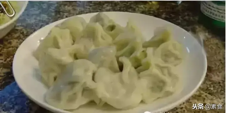 白菜胡萝卜饺馅的饺子做法（素饺子什么馅儿的好吃）-4