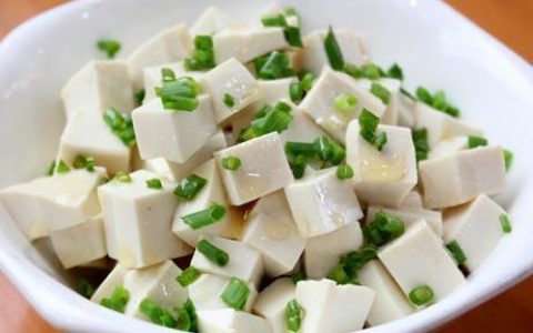 凉拌嫩豆腐怎么做好吃又简单（小葱拌豆腐不焯水行吗）