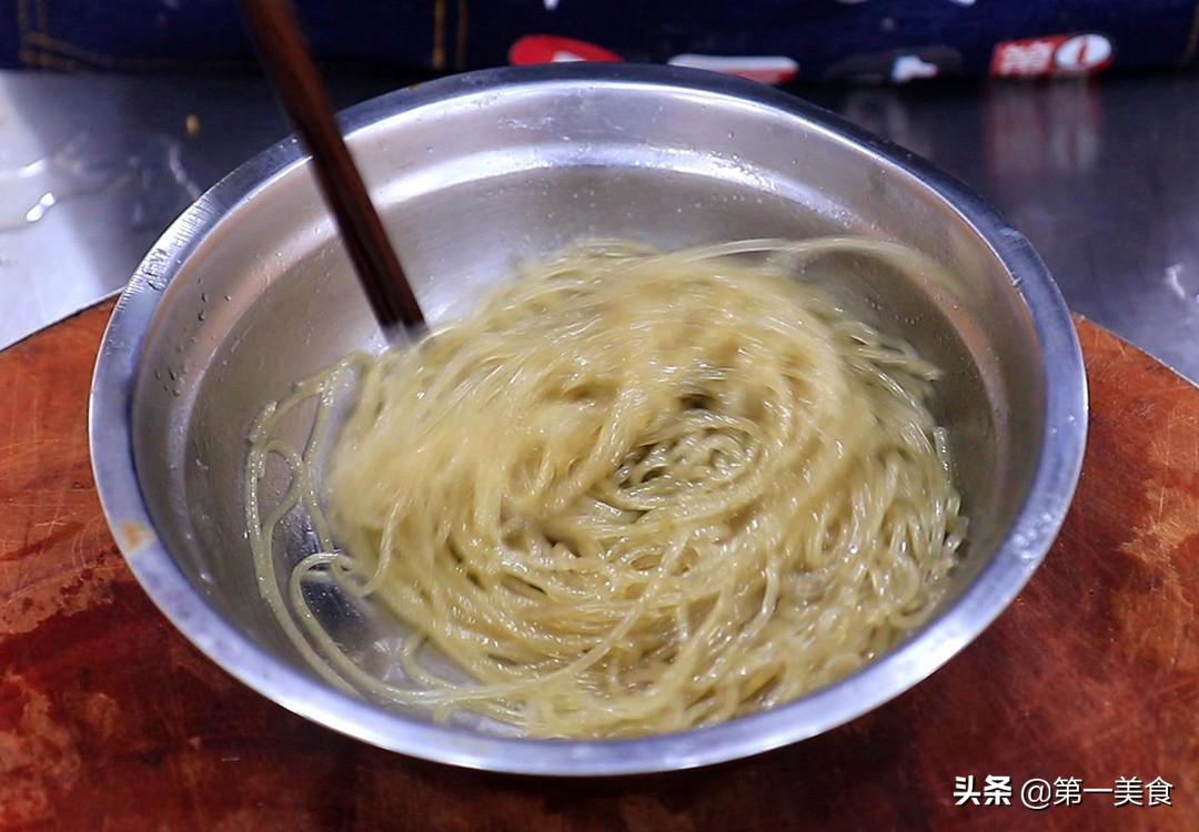 黄豆芽炒肉皮怎么炒好吃（炒黄豆芽需不需要焯水）-2