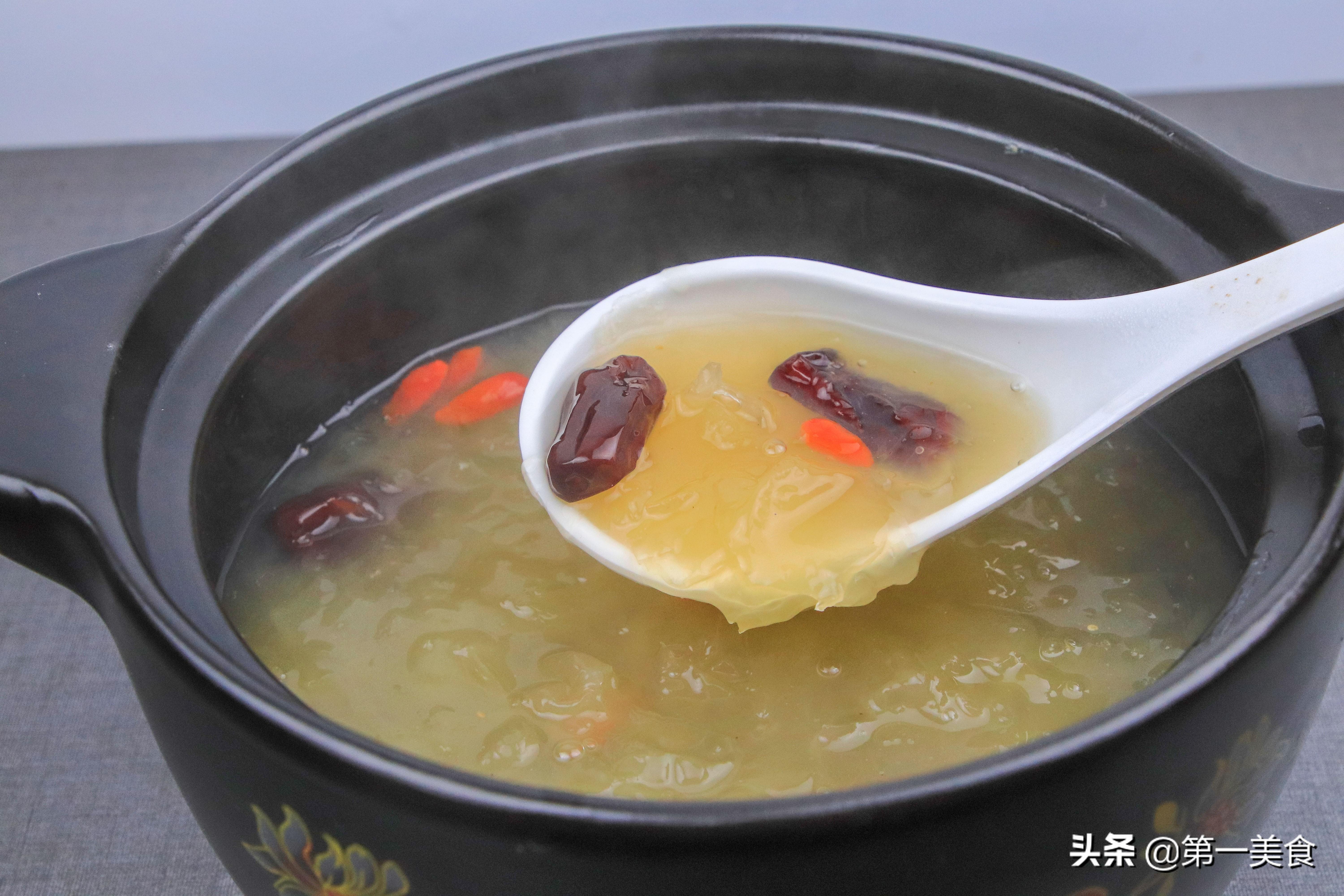 红糖银耳红枣汤的做法（炖银耳放冰糖还是红糖好）-1