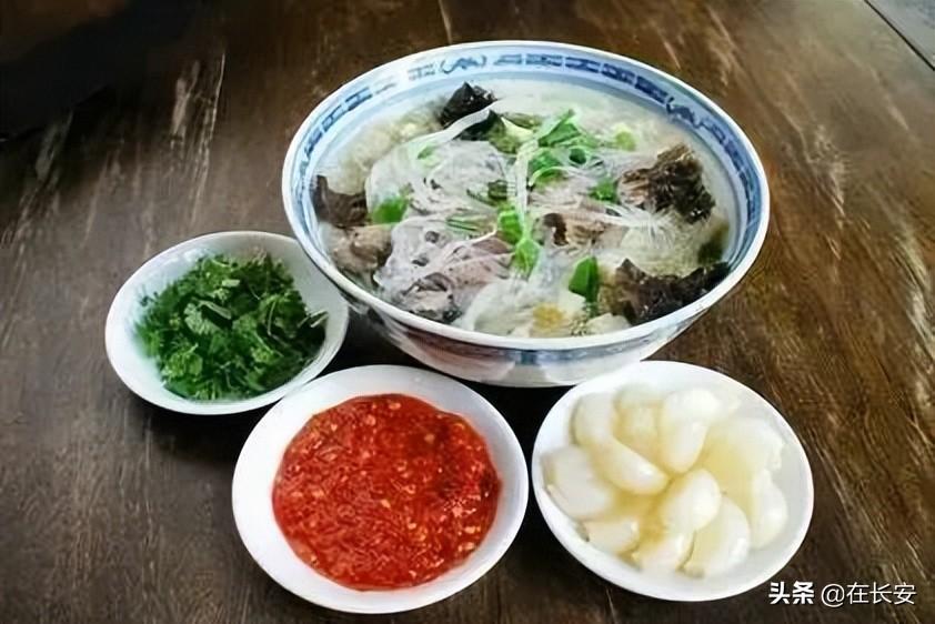 羊肉泡馍是哪里的风味食品（羊肉泡馍发源地是哪里）-9