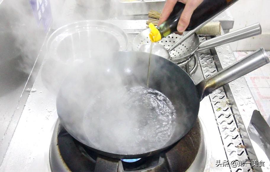 鲫鱼怎么做好吃又没刺_鲫鱼不用油煎直接水煮的做法-4