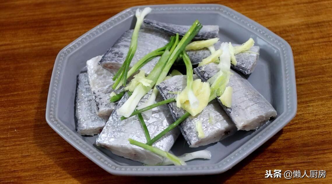 糖醋带鱼的做法最正宗（怎样烧糖醋带鱼更好吃）-8