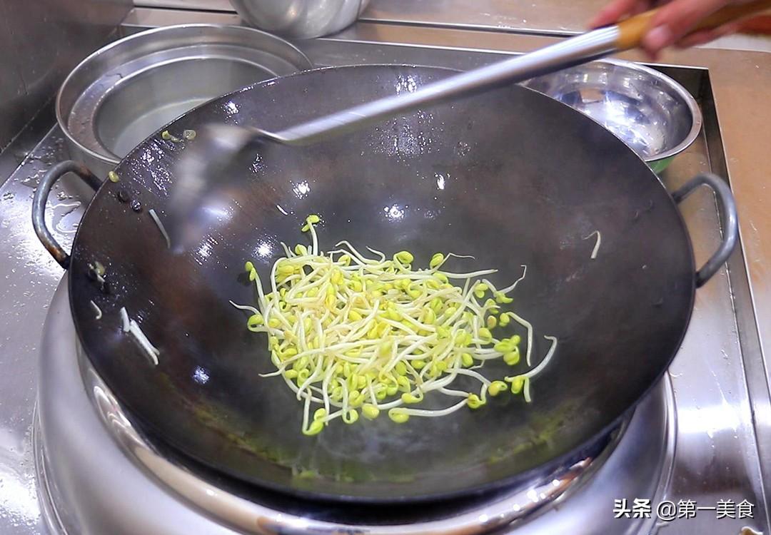 黄豆芽炒肉皮怎么炒好吃（炒黄豆芽需不需要焯水）-6