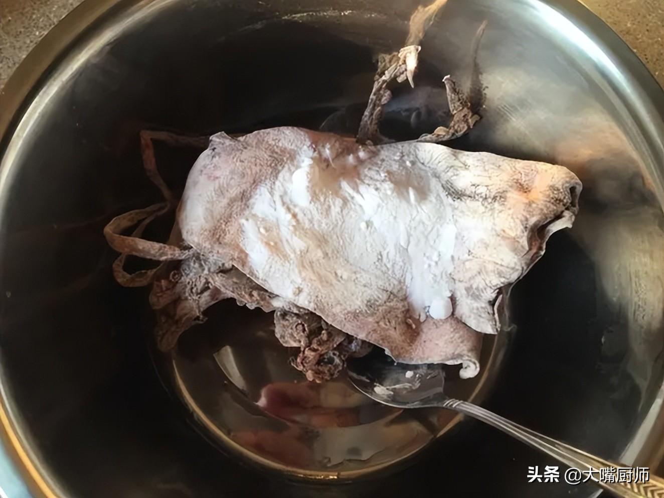 鱿鱼干怎么泡发的软嫩（泡发鱿鱼的最佳方法）-3