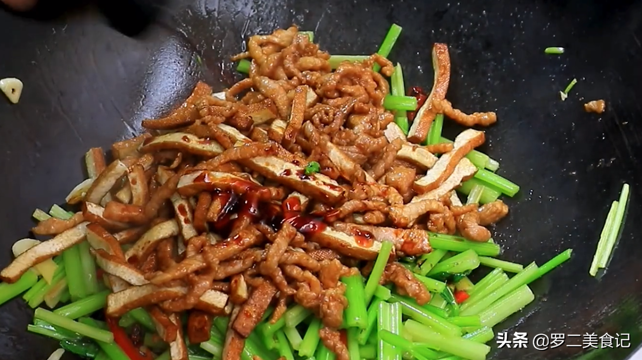 香干炒芹菜炒肉怎么炒？-13