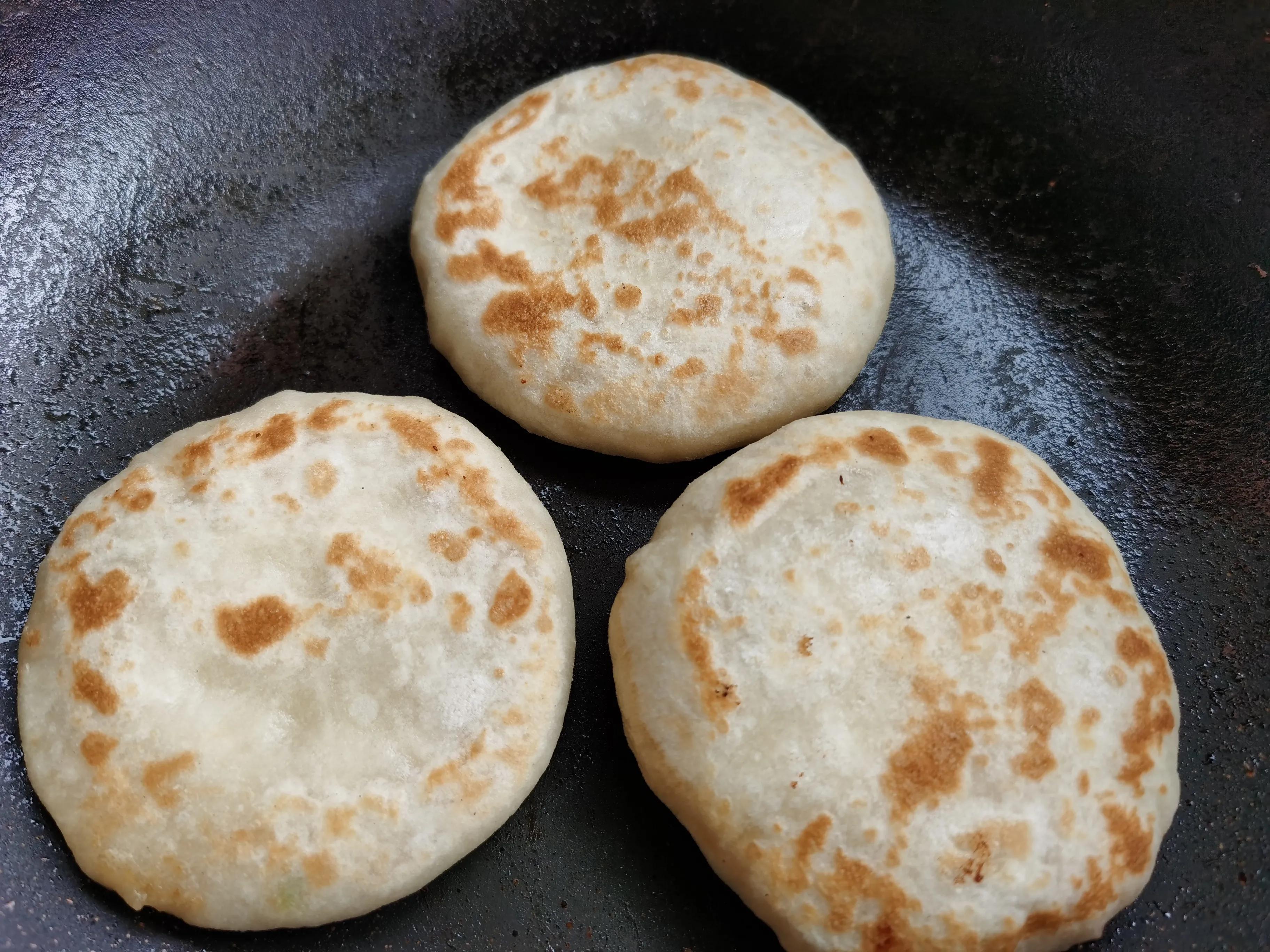 酸菜饼怎么做又软又好吃（酸菜馅饼的家常制作方法）-14
